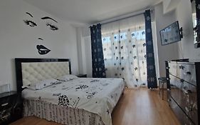 Best Apart Garii- Check In Independent